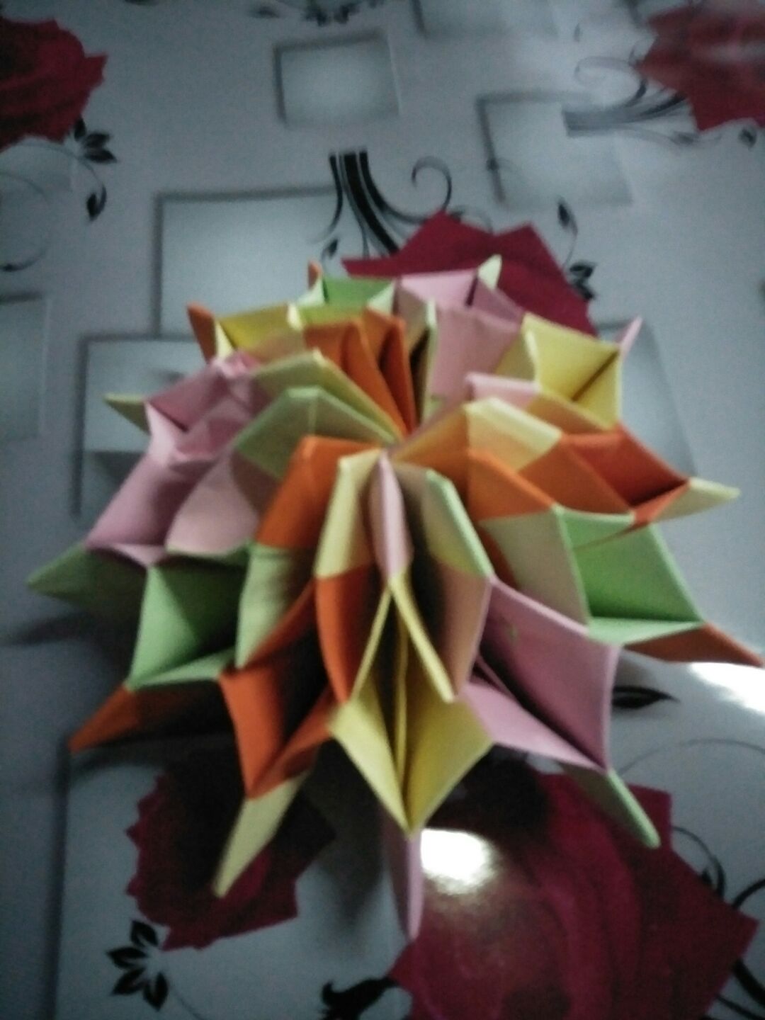 启蒙画室老师赵旭慧完成的一个折纸教程烟花，翻一下一个样，挺漂亮，试一下吧