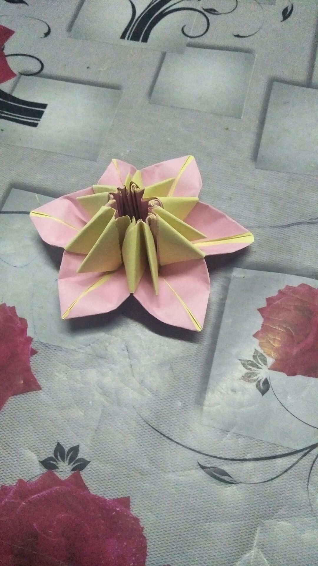 启蒙画室老师赵旭慧13137786759，用两色纸做了一个图文教程，装饰花儿，分享一下