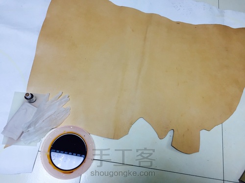 植鞣革染色男士斜挎包 第3步