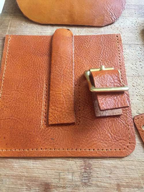 植鞣革染色男士斜挎包 第6步