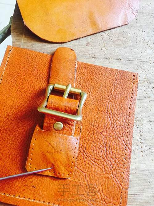 植鞣革染色男士斜挎包 第8步