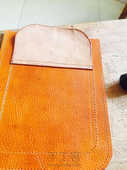 植鞣革染色男士斜挎包 第11步