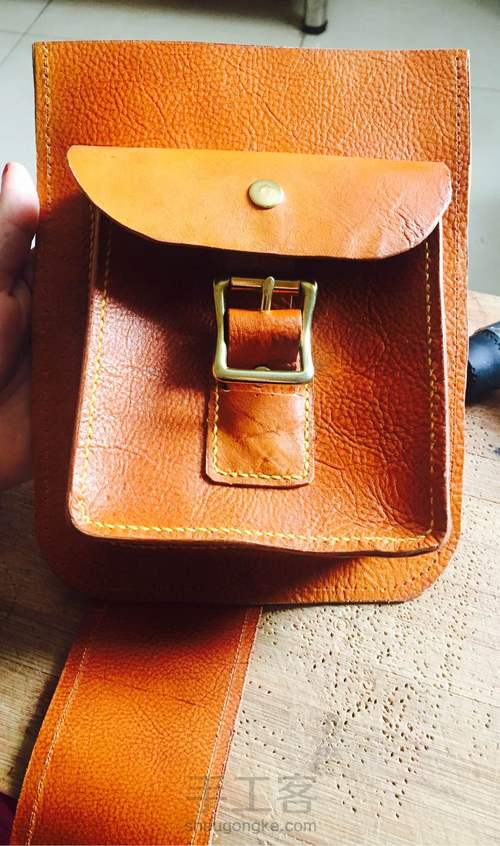 植鞣革染色男士斜挎包 第14步