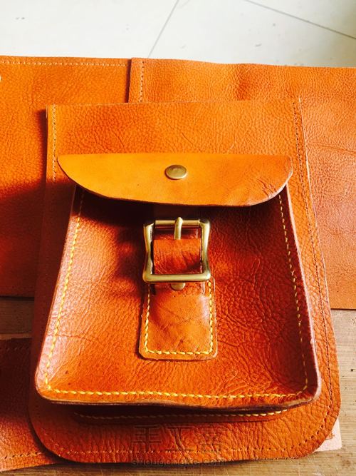 植鞣革染色男士斜挎包 第16步