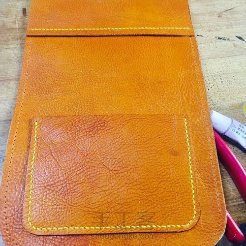 植鞣革染色男士斜挎包 第18步