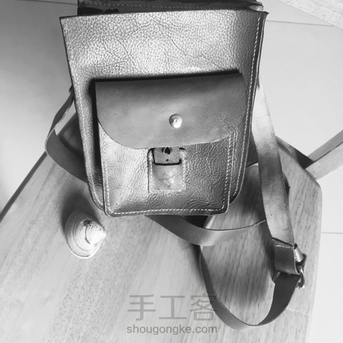 植鞣革染色男士斜挎包 第20步