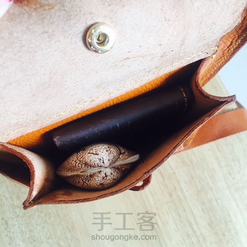 植鞣革染色男士斜挎包 第25步
