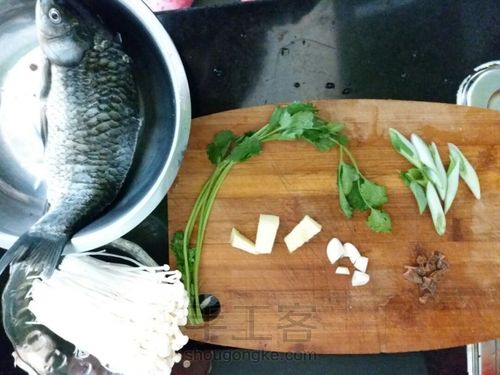 鲜美鲫鱼汤 第1步