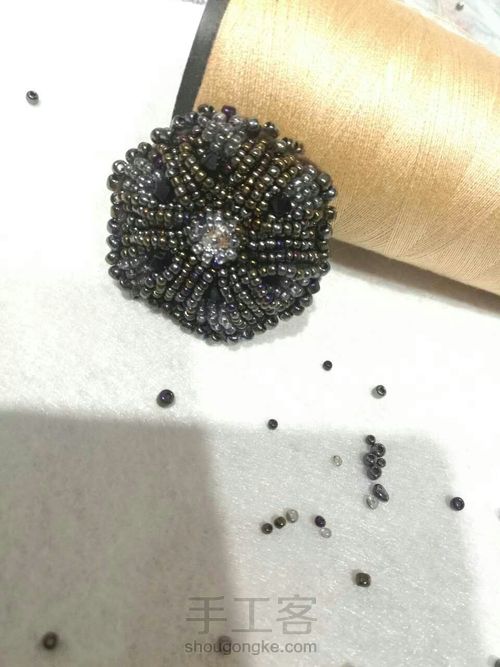 低调的华丽，串珠装饰胸针项链 第33步