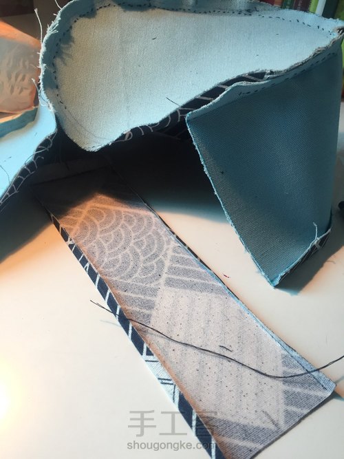 手残党的桶形化(fàn)妆(hé)包 第6步