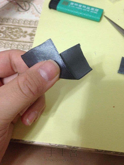 灰色小花边夹 第2步