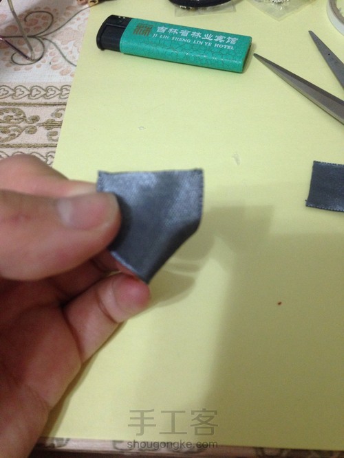 灰色小花边夹 第3步