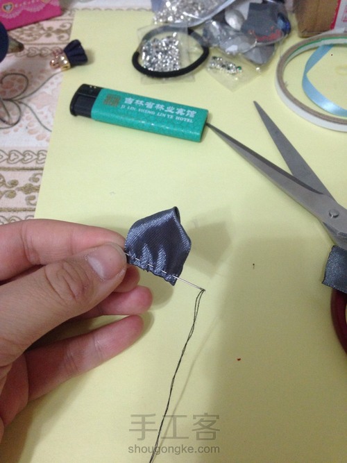 灰色小花边夹 第4步