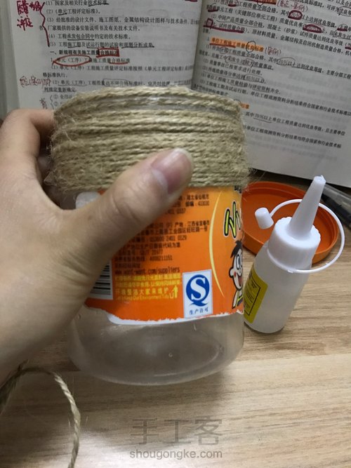 饼干盒变文艺笔筒  几分钟就可以完成哦！ 第2步