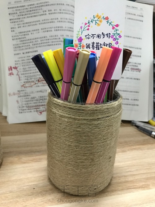 饼干盒变文艺笔筒  几分钟就可以完成哦！ 第4步