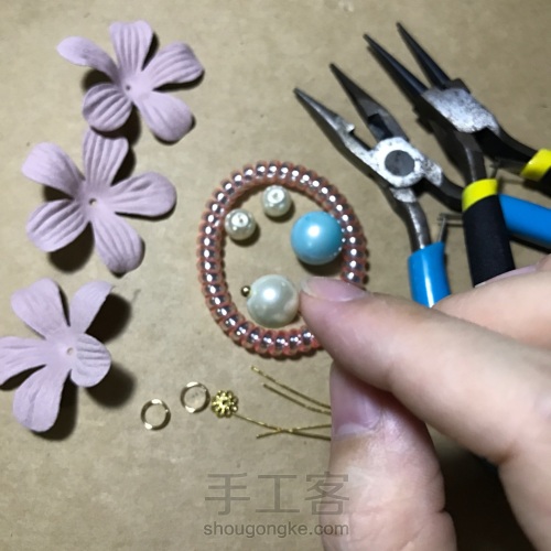 简单粗暴制作的珍珠花朵发圈发绳头饰 第2步