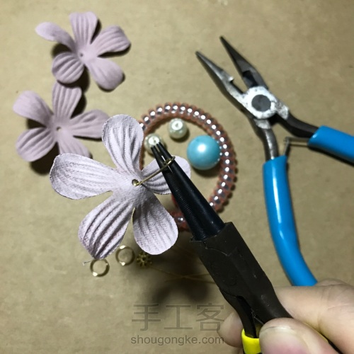 简单粗暴制作的珍珠花朵发圈发绳头饰 第4步
