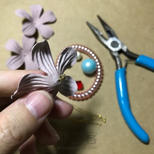 简单粗暴制作的珍珠花朵发圈发绳头饰 第5步