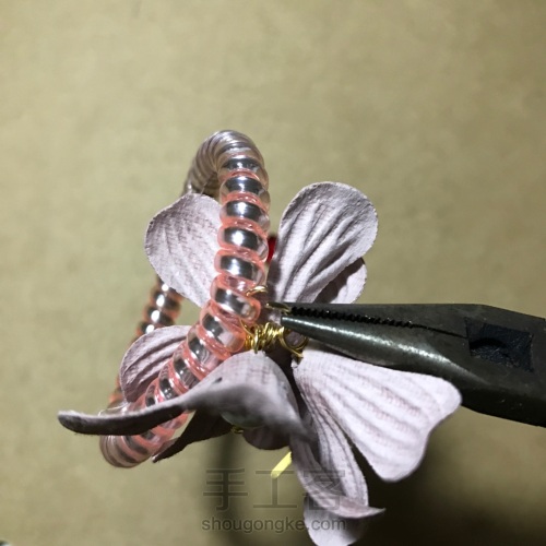 简单粗暴制作的珍珠花朵发圈发绳头饰 第10步