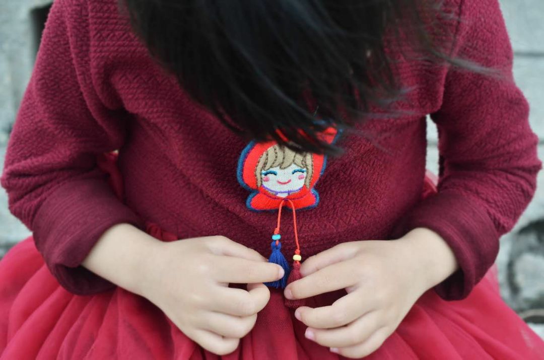 纯手工刺绣的项链，非常独特，大人小孩都能戴。