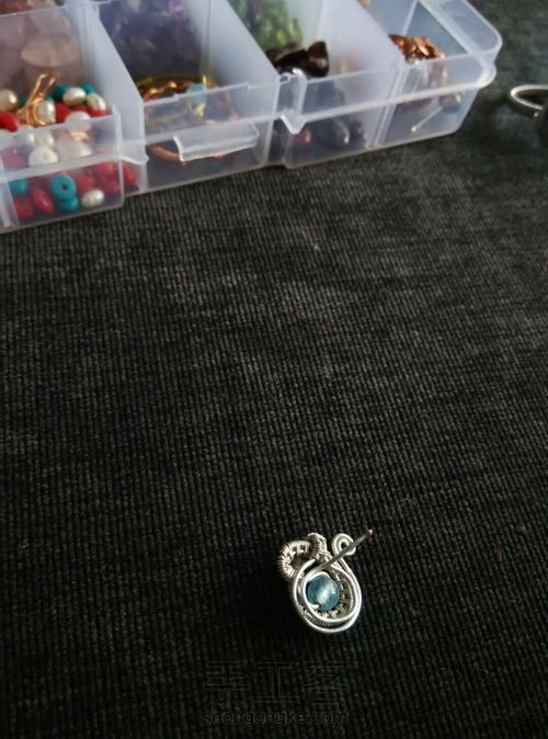 很简单，但绝对还挺好看的耳钉 第4步