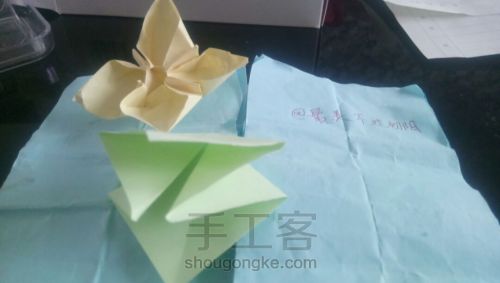 【折纸】又是一朵简单的折纸花 第3步