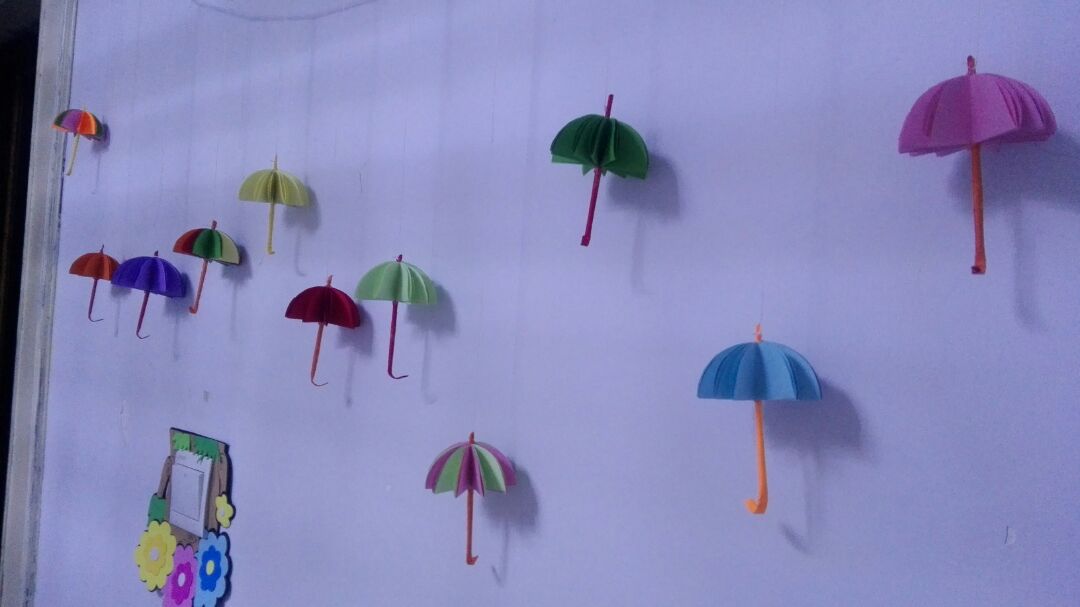 用彩色的折纸，做出漂亮的雨伞挂饰。