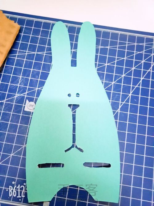 快递盒变身手机支架 第2步