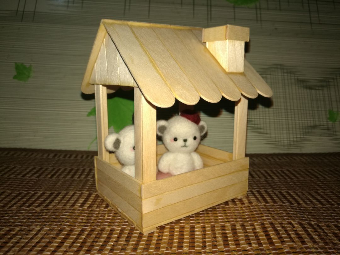 为了防止羊毛毡小熊吃土，用雪糕棒给它俩搞个小房子😊