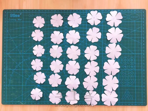 纸艺花:废旧的美术本我们能做神马呢?来一朵美腻的发发吧❤️ 第11步