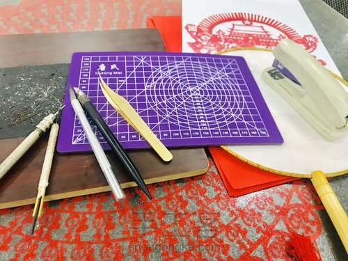 【剪纸团扇】用手工刮起一阵爱国之风 第1步