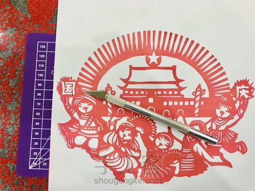【剪纸团扇】用手工刮起一阵爱国之风 第5步