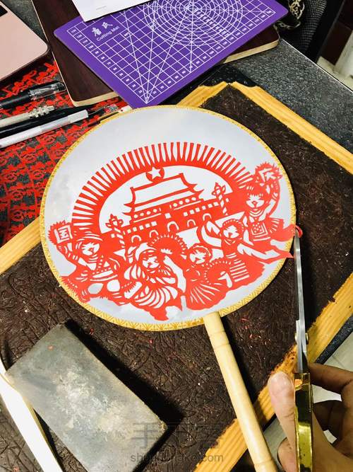 【剪纸团扇】用手工刮起一阵爱国之风 第15步