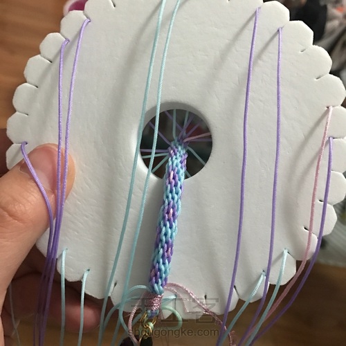 圆盘编器十六股编的小花～ 第4步