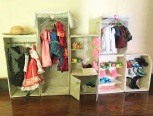 帮女儿的叶罗丽做了个衣柜，用了四个鞋盒，用家里废弃的墙纸包边，量好尺寸剪纸皮做隔层版。再把几个小衣柜粘在一起，加点装饰，完成