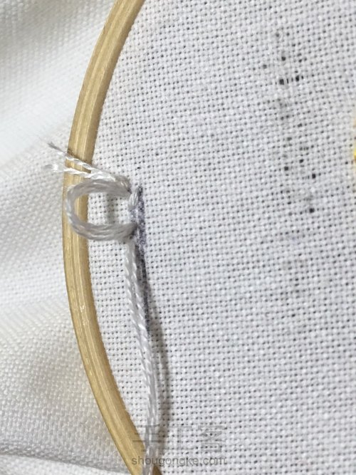 新春马甲胸针刺绣,学习绣出毛绒绒的刺绣针法 第13步