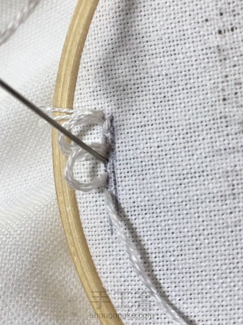 新春马甲胸针刺绣,学习绣出毛绒绒的刺绣针法 第16步