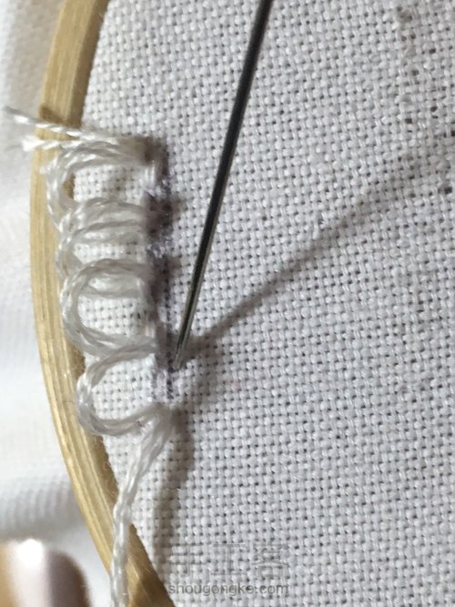 新春马甲胸针刺绣，学习绣出毛绒绒的刺绣针法 第20步