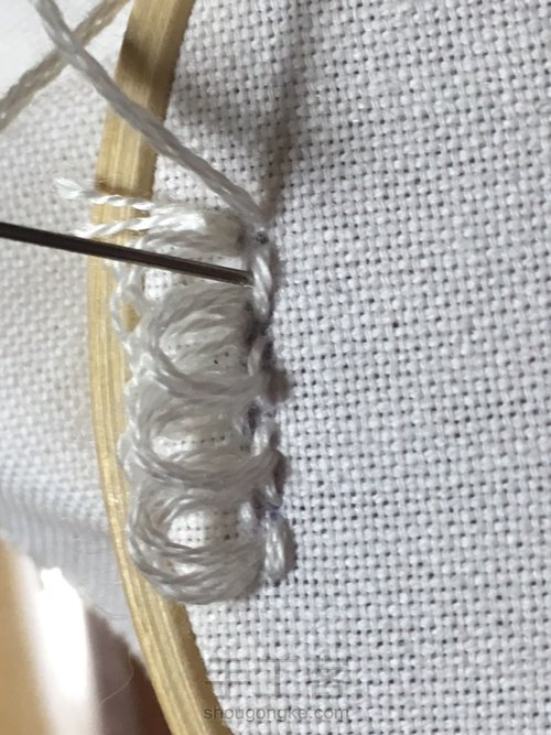 新春马甲胸针刺绣,学习绣出毛绒绒的刺绣针法 第23步