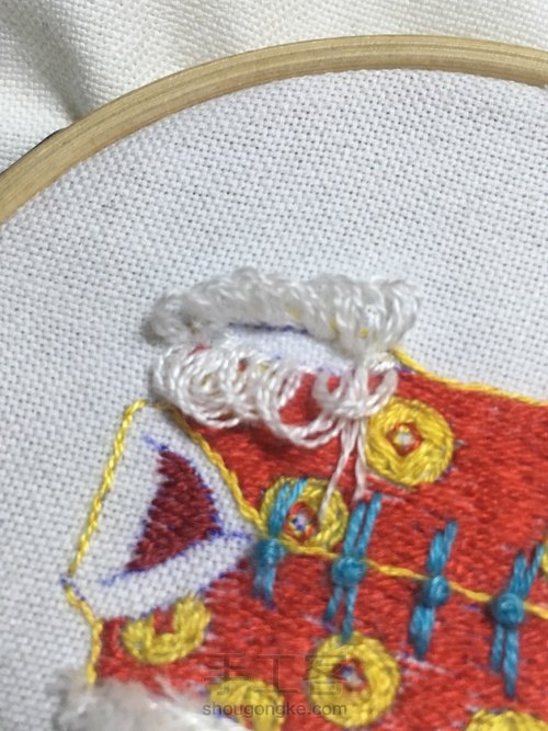 新春马甲胸针刺绣,学习绣出毛绒绒的刺绣针法 第28步