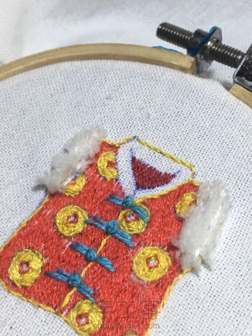 新春马甲胸针刺绣，学习绣出毛绒绒的刺绣针法 第33步