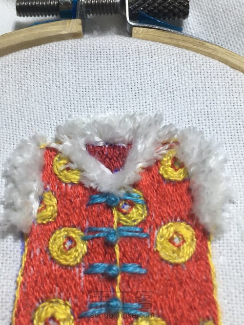 新春马甲胸针刺绣，学习绣出毛绒绒的刺绣针法 第35步