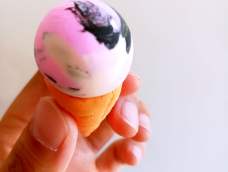 这个三色冰激凌是小型的冰激凌模型。三种色彩的超轻粘土混合的时候要注意层次感。哈哈，这个冰激凌是草莓香草巧克力混合味儿的。