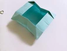 斗形小盒子的折法。折叠方法简单，易掌握。