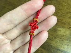 金刚结是佛教的一种附身符，而红手绳会给人带来好运👍