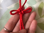 万字结常用来做结饰的点缀，以寓万事如意，福寿万代