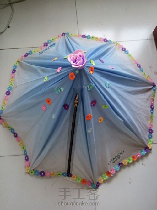 用废旧雨伞改造娃娃帐篷。 第10步