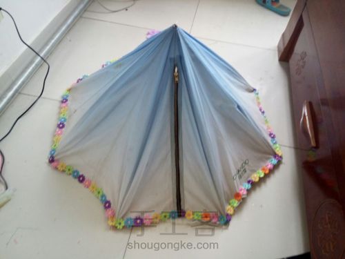 用废旧雨伞改造娃娃帐篷。 第9步