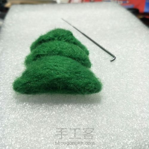 羊毛毡圣诞树胸针 第6步