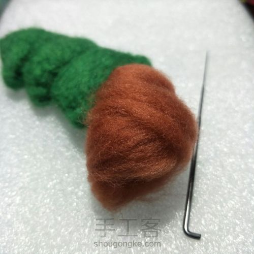 羊毛毡圣诞树胸针 第7步